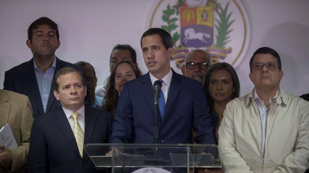 EE.UU. planea afianzar a Guaidó en el poder con un plan de ayudas financieras