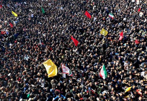 Calles atestadas de gente durante el funeral de Soleimani en Irán