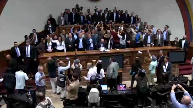 En directo: Guaidó entra en la Asamblea Nacional para tomar posesión de la presidencia