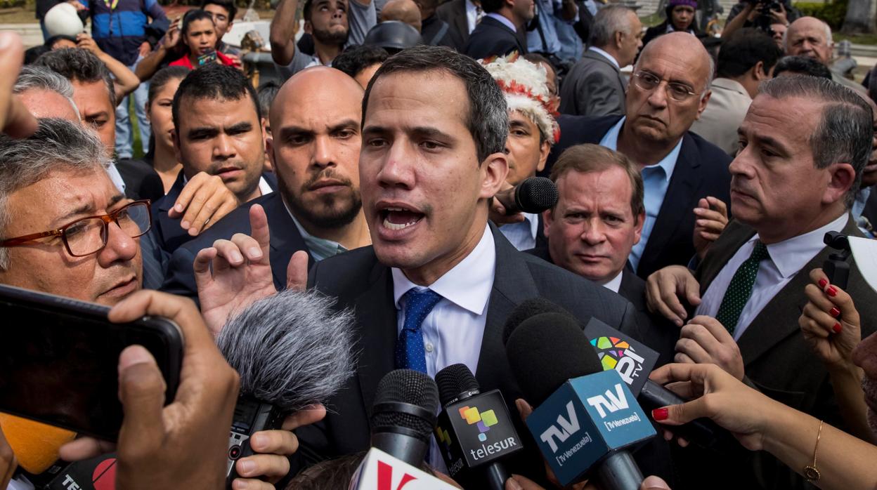 Guaidó y diputados opositores ingresan por la fuerza al Parlamento venezolano