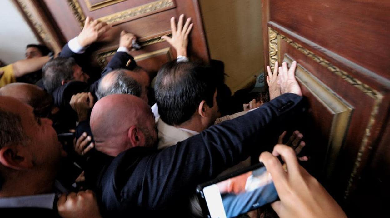 Los diputados opositores fuerzan las puertas de entrada de la Asamblea