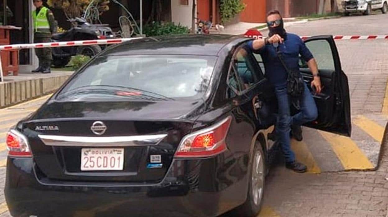 Uno de los geo españoles, con la cara tapada, que intentaron acceder a la residencia de la embajadora de México en La Paz