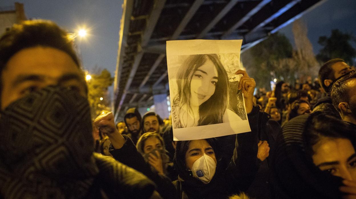 Marcha de iraníes por Teherán para protestar contra el gobierno