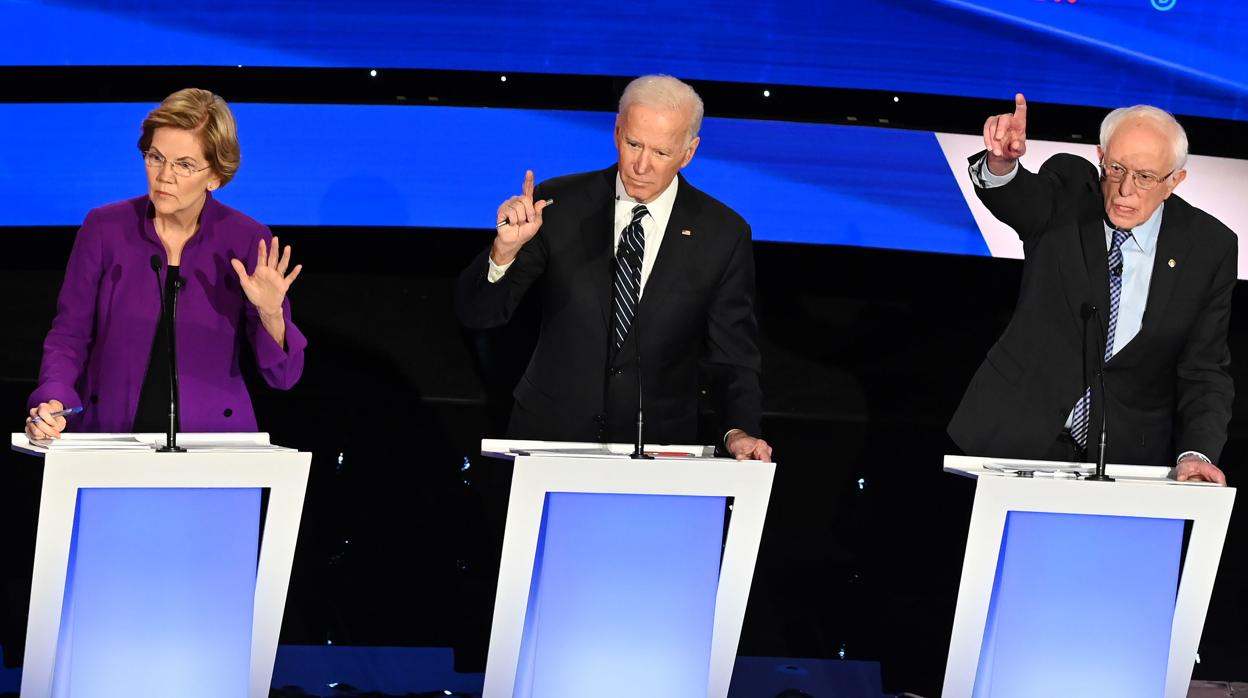 Los candidatos Elizabeth Warren, Joe Biden y Bernie Sanders