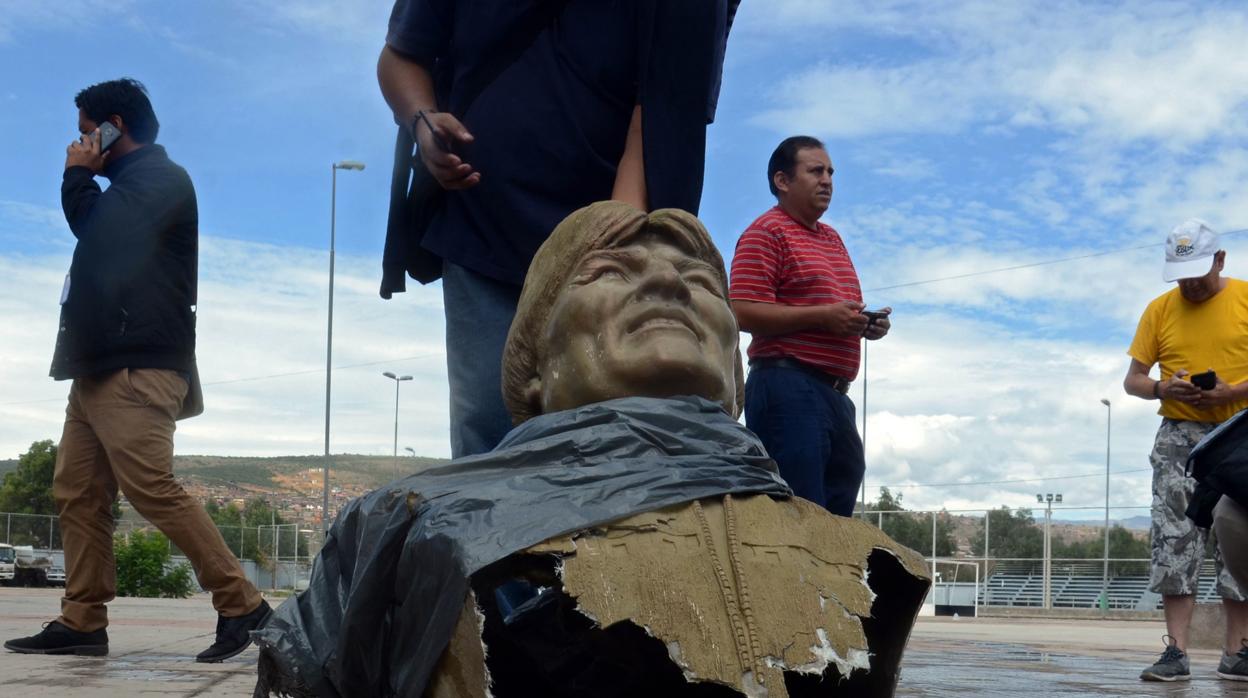 Trabajadores del Ministerio de Deportes de Bolivia golpean una escultura de Evo Morales en Cochabamba