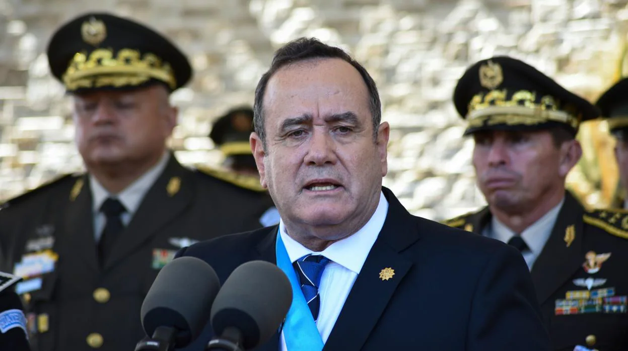 Alejandro Giammattei da un discurso durante una ceremonia militar en Ciudad de Guatemala