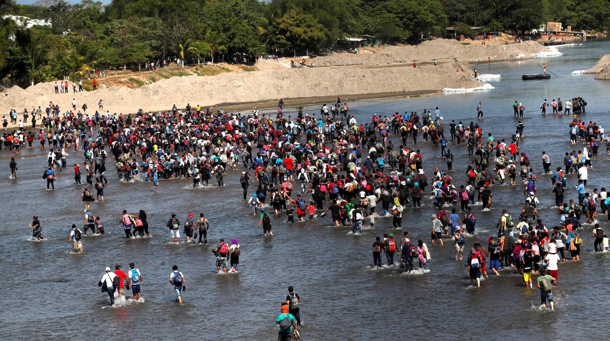 Cientos de centroamericanos, en su mayoría hondureños, cruzan el río Suchíate que divide México y Guatemala