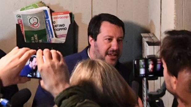 Salvini llama al telefonillo de una casa en Bolonia y acusa a un tunecino de ser traficante de drogas