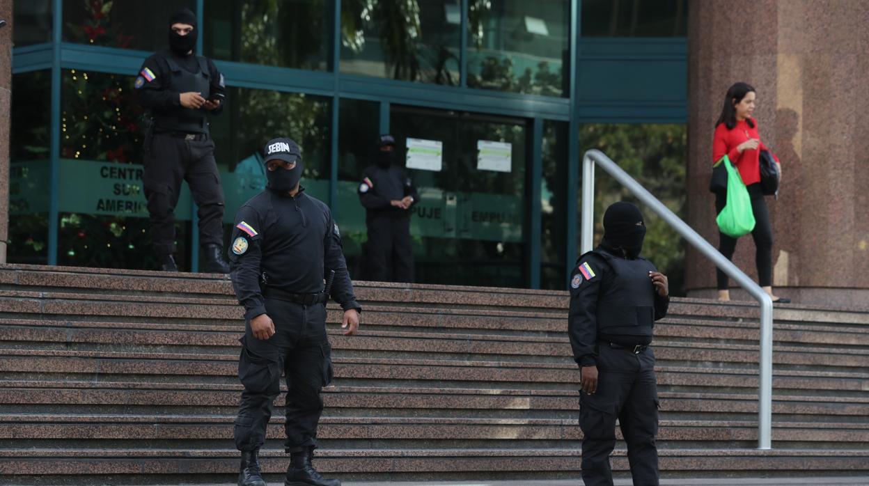 El Sebin irrumpe en las oficinas de Juan Guaidó mientras está de gira por Europa