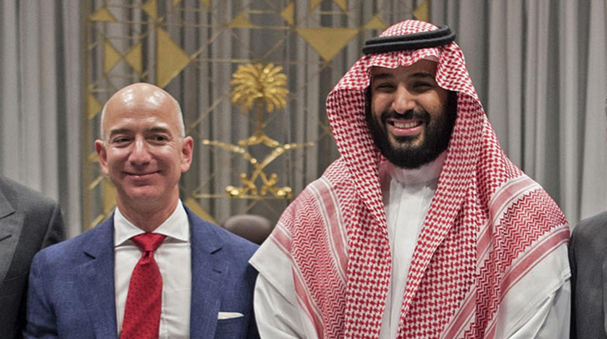 El fundador de Amazon, Jeff Bezos, junto al príncipe heredero saudí, Mohamed bin Salman