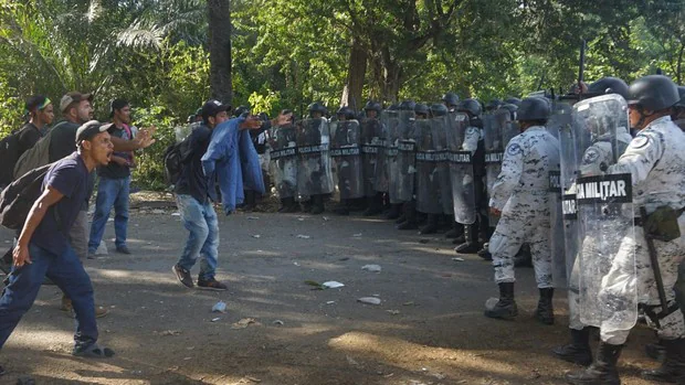La Guardia Nacional de México frena la caravana de inmigrantes con gas lacrimógeno y detenciones