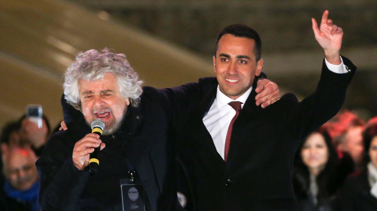 Beppe Grillo, fundador del M5E, presentando a Luigi di Maio actual ministro de Exteriores de Italia