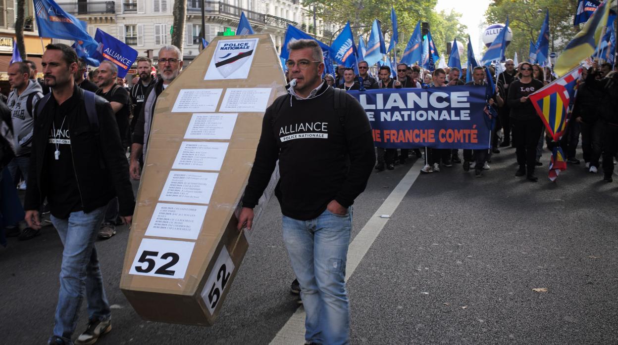 Una manifestación de la Policía francesa que denuncia la crisis de los suicidios