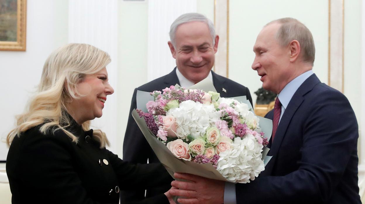 Putin entrega una ramo de flores como gesto de bienvenida a la esposa de Netanyahu en su visita a Moscú