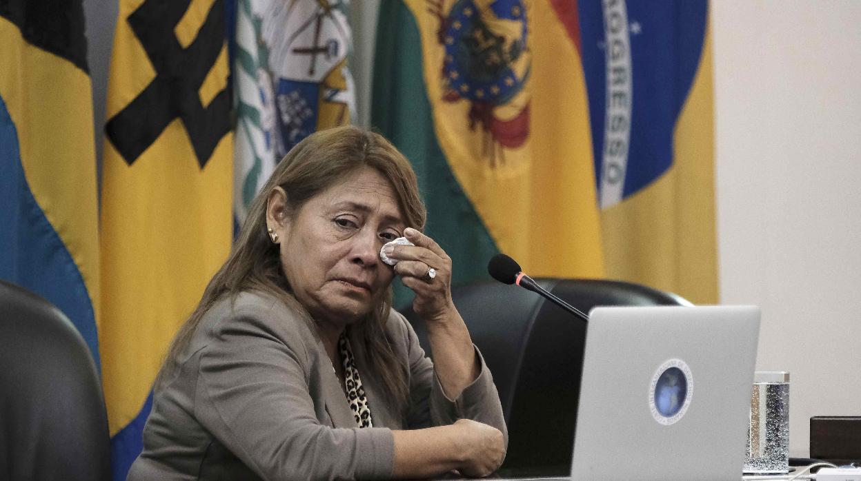 La madre de Paola Guzmán llora durante el juicio en la Corte Interamericana de Derechos Humanos (Corte IDH)