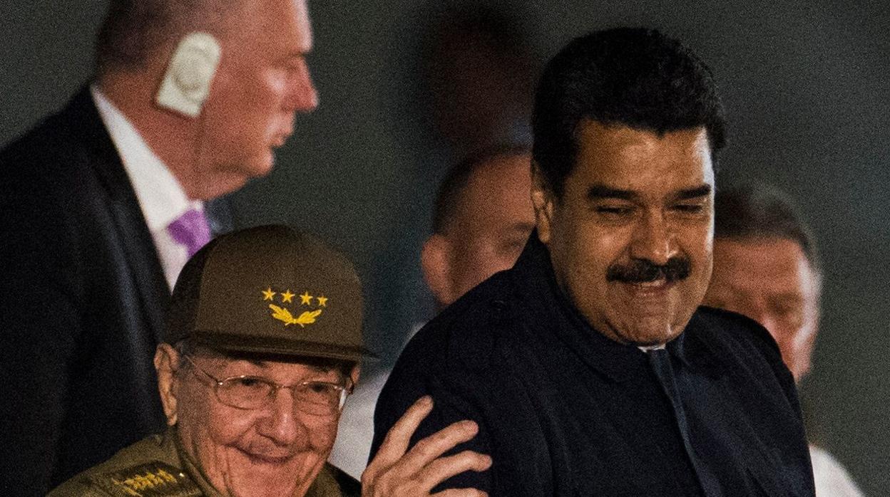 Nicolás Maduro junto a Raúl Castro