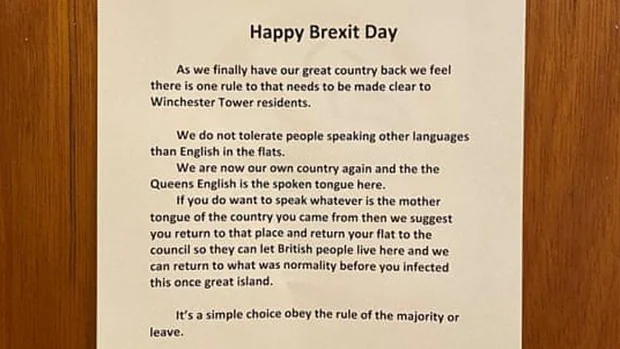 El cartel xenófobo en un edificio británico tras el Brexit: «Solo toleramos que se hable inglés»