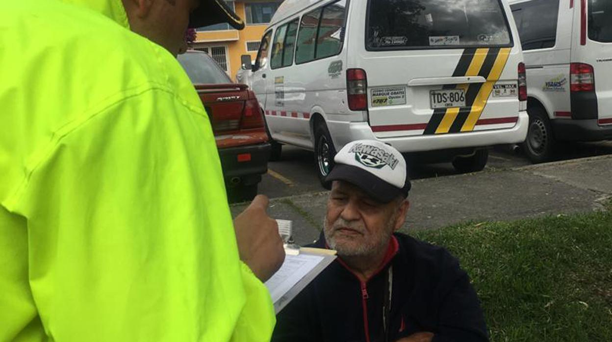 Fotografía cedida este sábado por la Policía de Colombia que muestra el momento de la captura del exjefe guerrillero Ely Mejía Mendoza, alias «Martín Sombra»