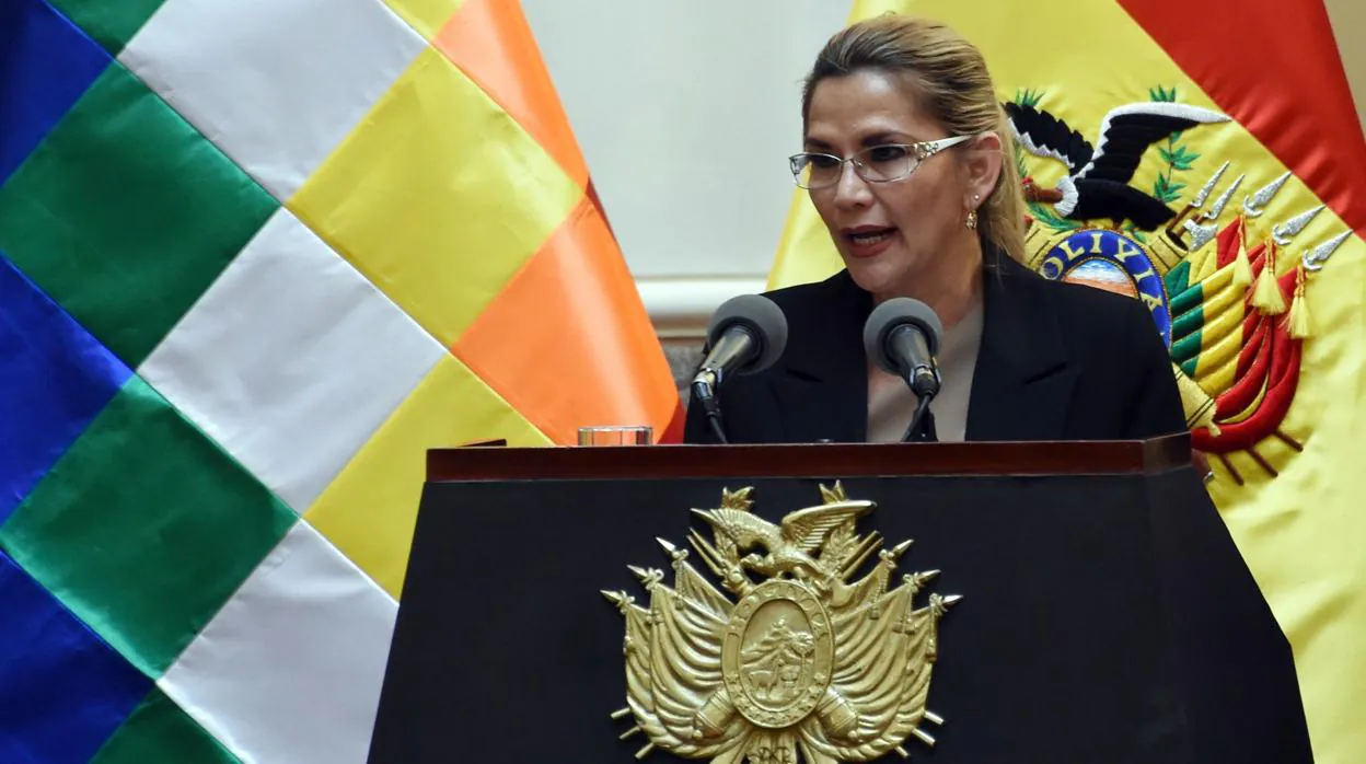La presidenta interina de Bolivia, Jeanine Áñez, una de las candidatas a las elecciones