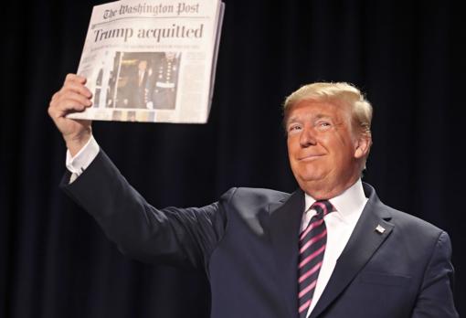 Trump, con la portada de «The Washington Post», que titula: «Trump absuelto»