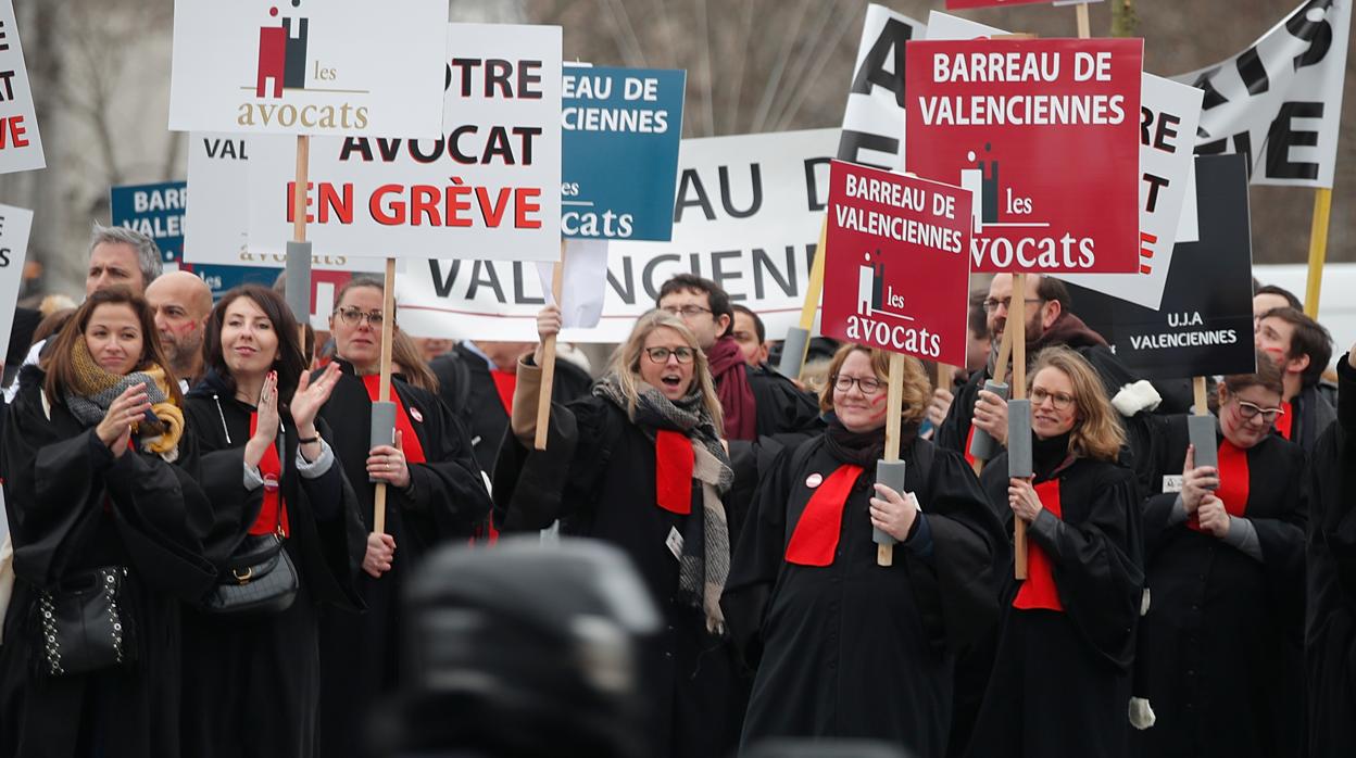 Un grupo de abogados protesta contra la reforma de las pensiones en París