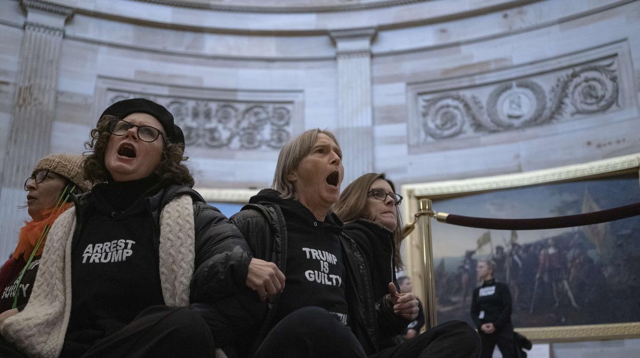 Un grupo protesta, en la rotonda del Capitolio, pidiendo la salida de Trump de la Casa Blanca