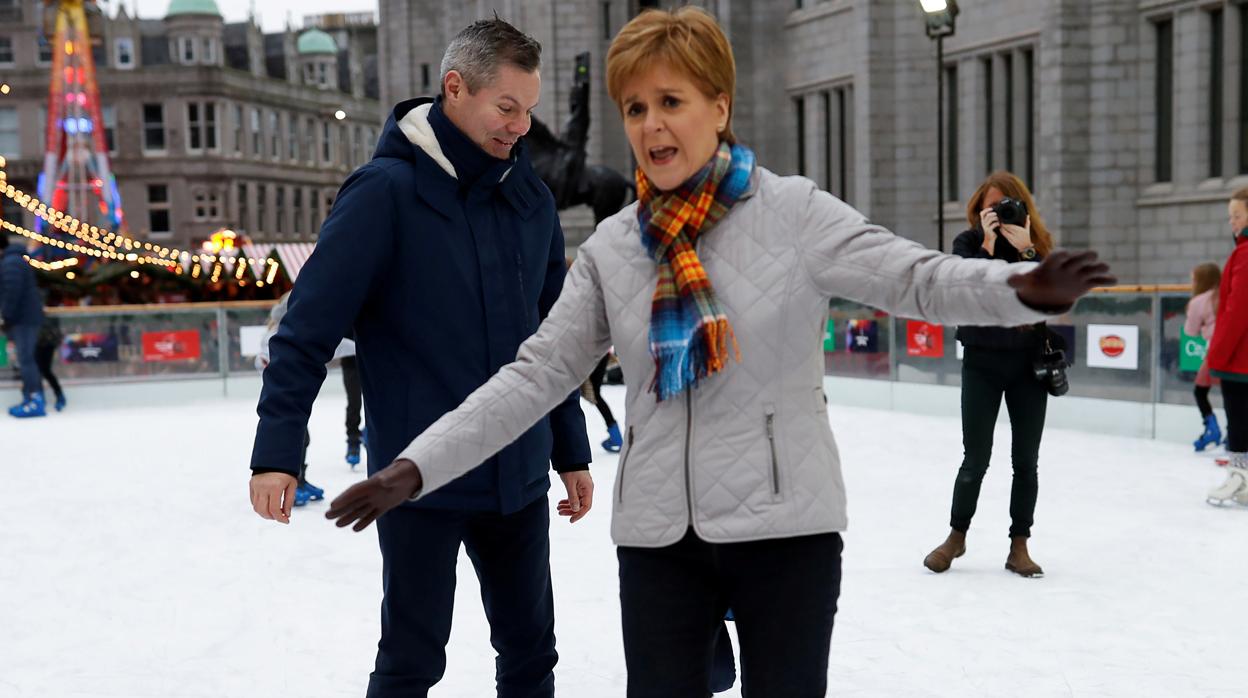 A la izquierda, la ministra principal de Escocia, Nicola Sturgeon, patinando sobre hielo. A la derecha, Jimmy Krankie, un conocido personaje de la televisión