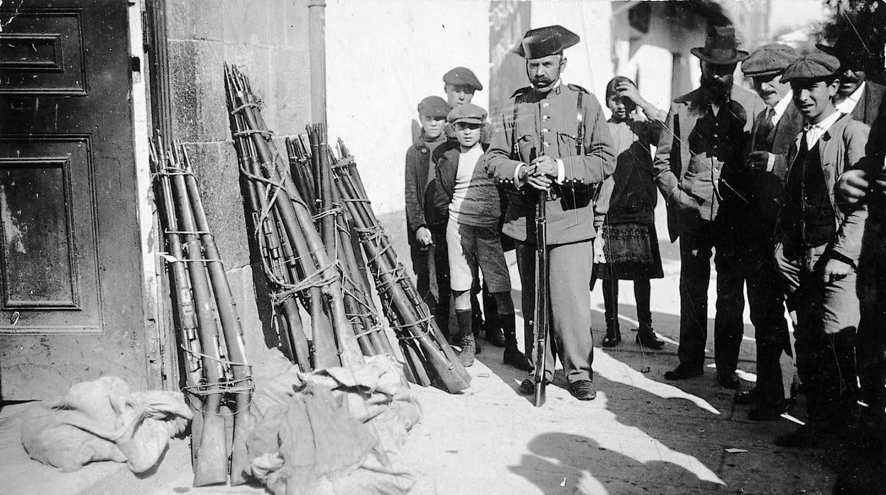 Foto de archivo de 1913: armas aprehendidas por la guardia civil a los monárquicos portugueses cerca de la frontera portuguesa