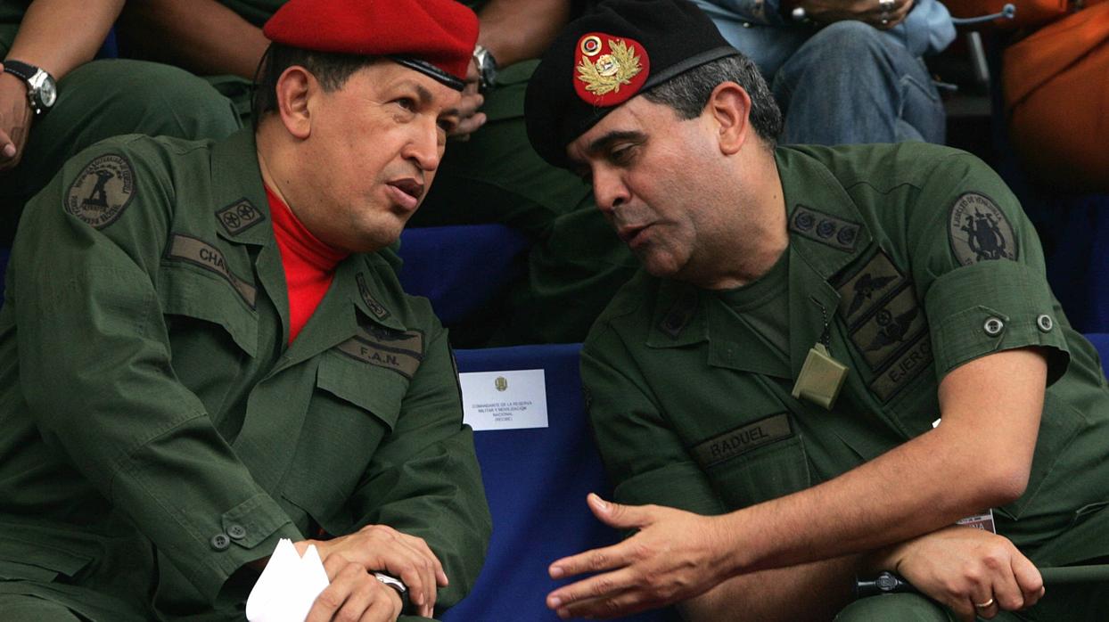 Hugo Chávez con el entonces ministro de Defensa, general Raúl Baduel, uno de los desaparecidos