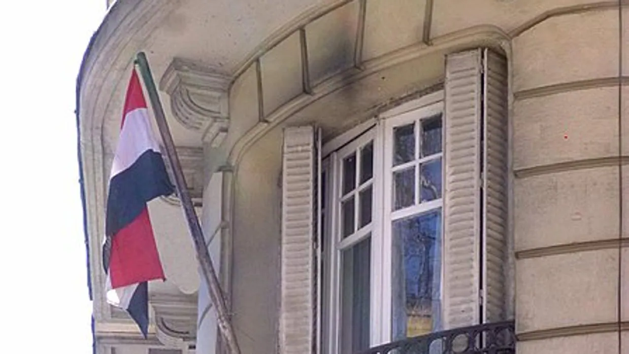 Bandera de Siria, en la fachada de la Embajada de ese país en Madrid