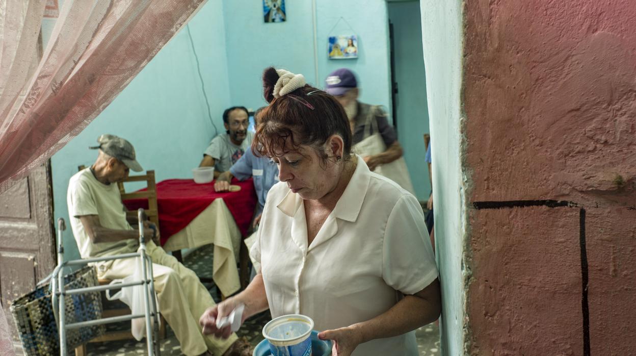 Distribución de comida en un comedor social de La Habana