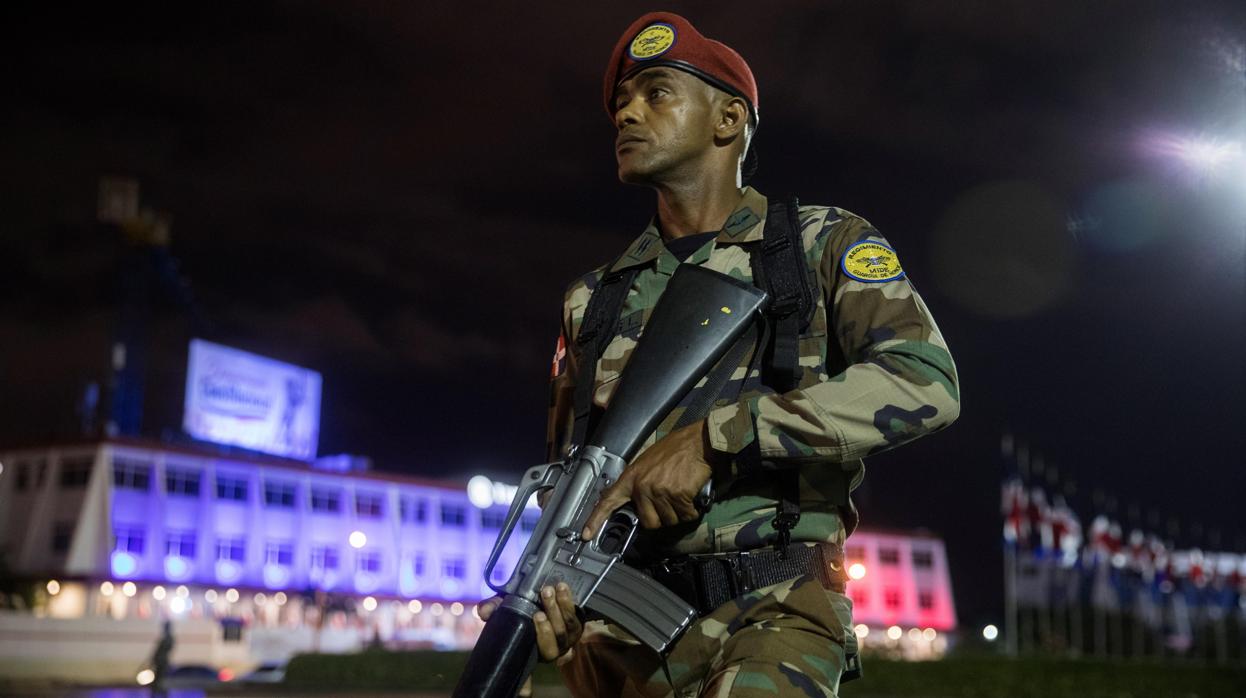 El Ejército vigila a manifestantes que protestan frente a la Junta Electoral tras la suspensión de las elecciones