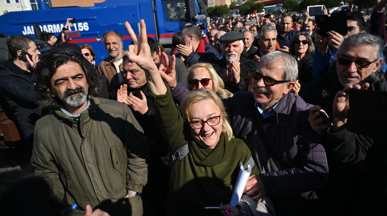 Miembros de la Plataforma de Solidaridad con Taksim celebran la absolución en Silivri, cerca de Estambul