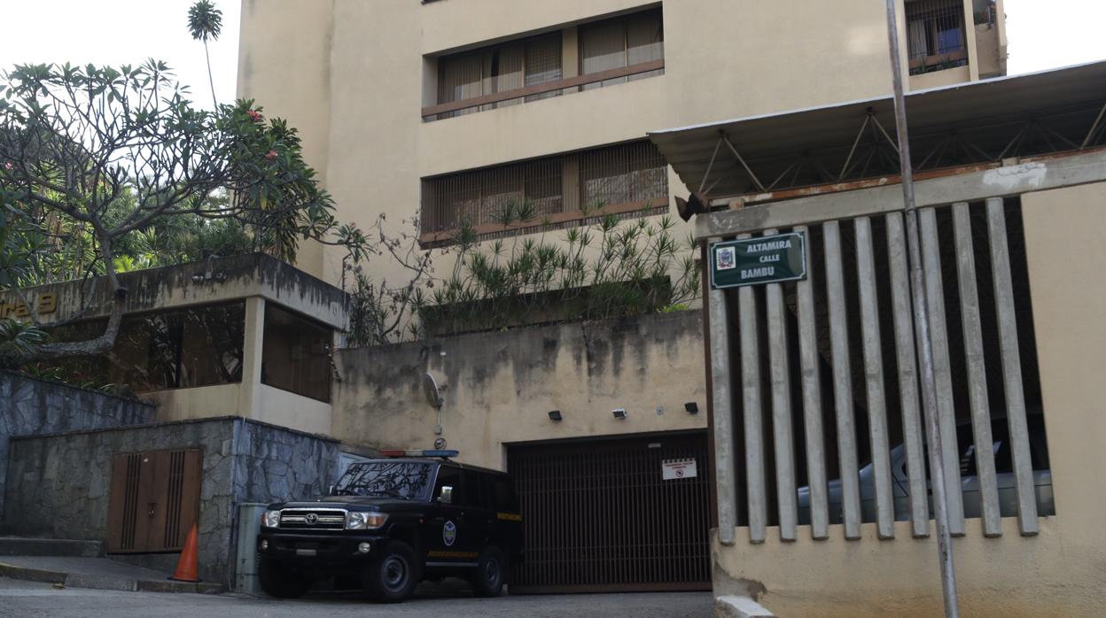 Vista exterior de la casa de Juan José Márquez, tío de Juan Guaidó, mientras es allanada este jueves en Caracas