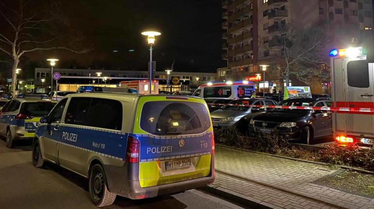 Policías y ambulancias en la escena del crimen tras el tiroteo en Hanau