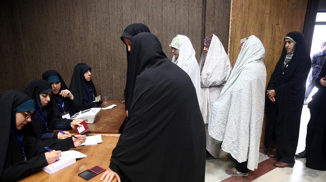 Mujeres hacen cola para votar en un colegio electoral de Teherán