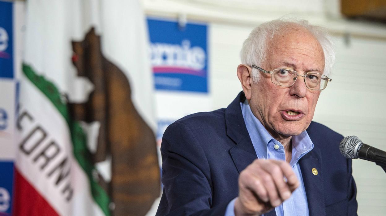 El senador Bernie Sanders habla con los medios tras un mitin en California
