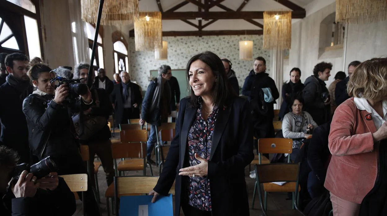 La alcaldesa titular de París, Anne Hidalgo, en un evento de campaña en las afueras de París
