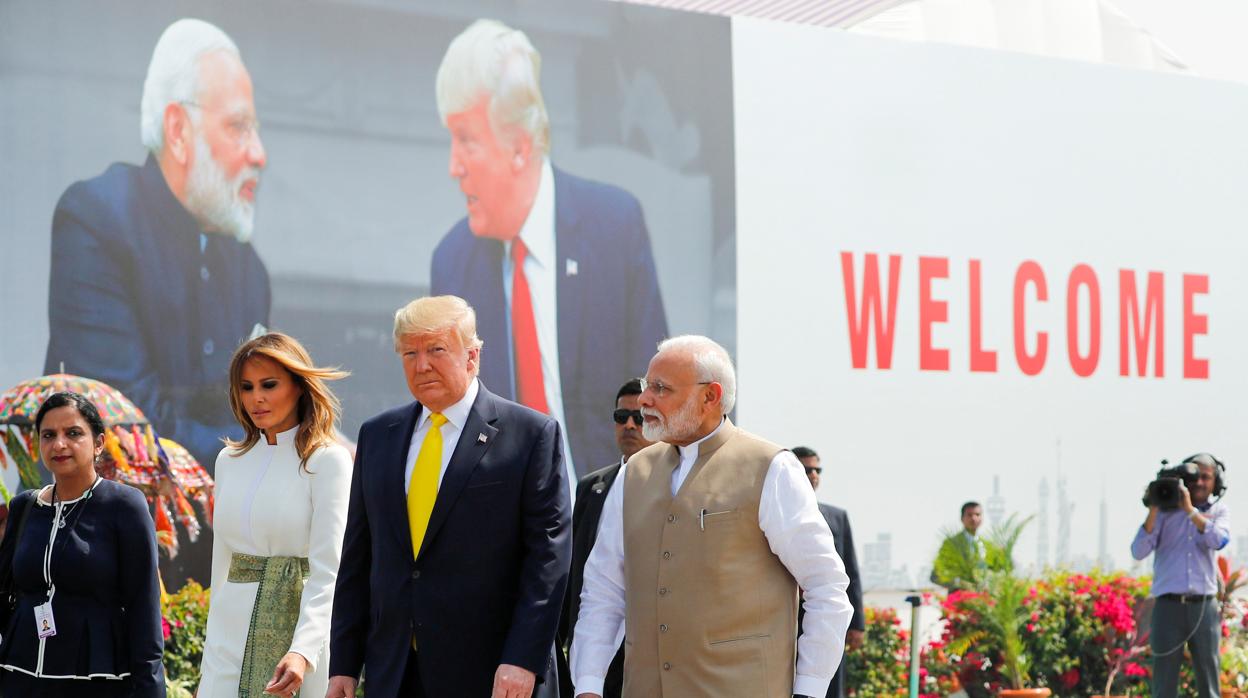 Donald Trump y la primera dama, Melania Trump, asisten a una ceremonia de bienvenida con el primer ministro indio, Narendra Modi