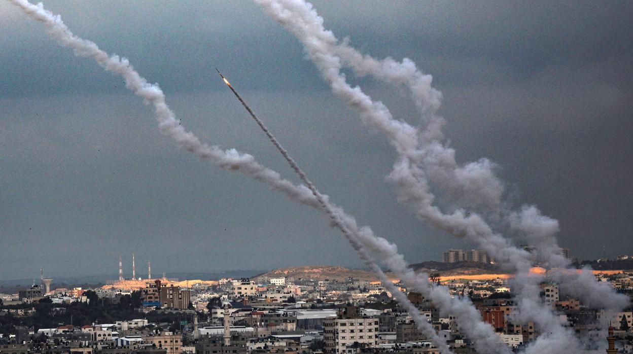 Cohetes lanzados desde a Ciudad de Gaza en dirección a Israel