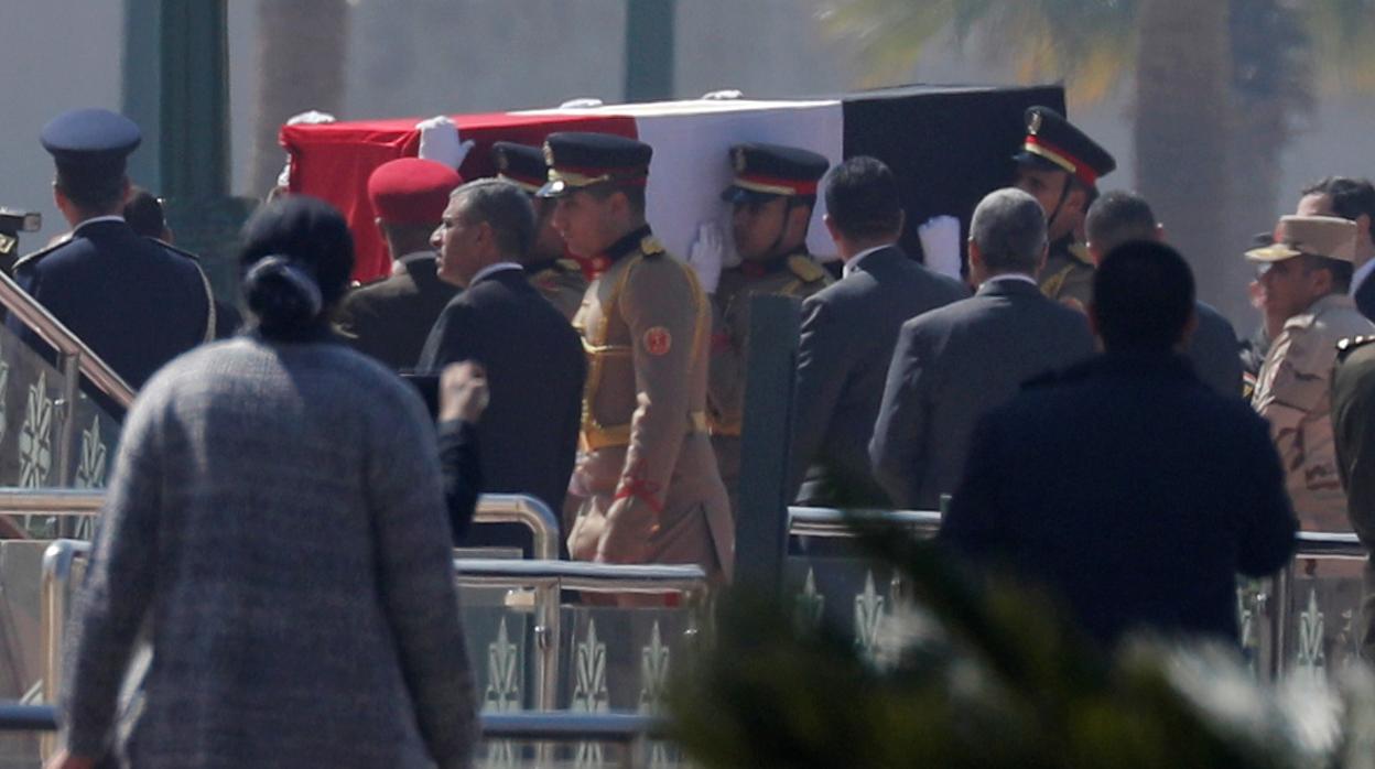 Guardias egipcios llevan el féretro del expresidente Hosni Mubarak, en las afueras de la mezquita Mosheer Tantawy de El Cairo