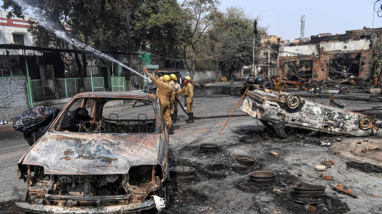 Los bomberos apagan el incendio ocasionado por las protestas en contra a la ley de ciudadanía de la India