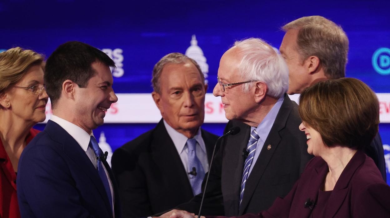 Los candidatos demócratas se saludan después del último debate antes del «Supermartes»