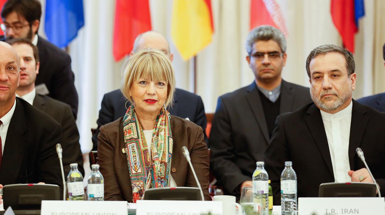 En el centro, Helga Schmid y Abas Araqchi, por la UE e Irán, reunidos ayer en Viena