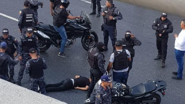 Un tiroteo entre las Fuerzas Especiales venezolanas y una banda paraliza la principal vía de Caracas