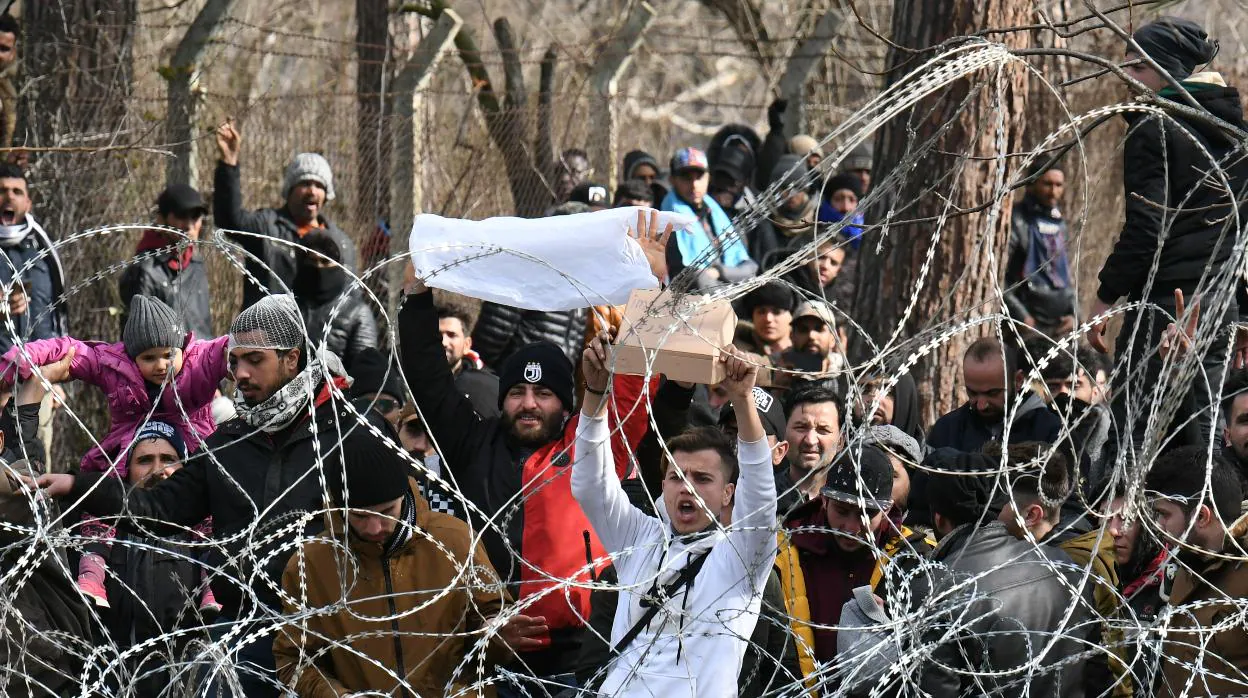 Un grupo de migrantes gritan consignas desde el cruce fronterizo Pazarkule de Turquía