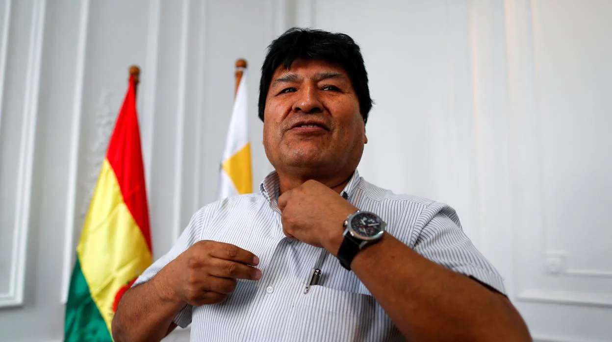 Evo Morales se prepara para una entrevista con la agencia Reuters en Buenos Aires