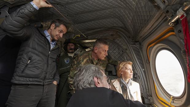 Von der Leyen asegura el apoyo total de la UE a Grecia para controlar la entrada de refugiados