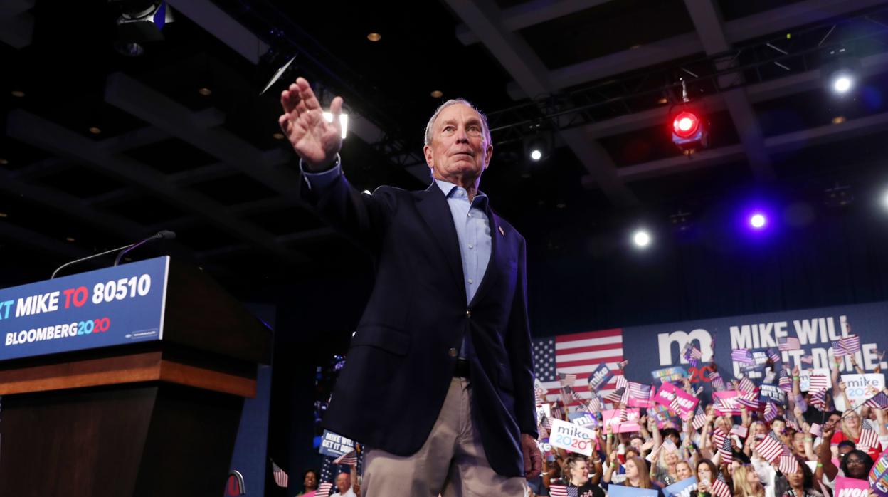 Michael Bloomberg saluda a sus seguidores en un acto en West Palm Beach (Florida)