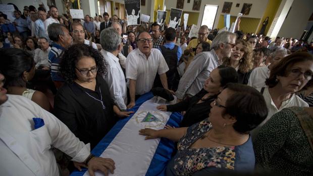 Partidarios de Ortega irrumpen en el funeral de Ernesto Cardenal para gritar «¡traidor!» al féretro